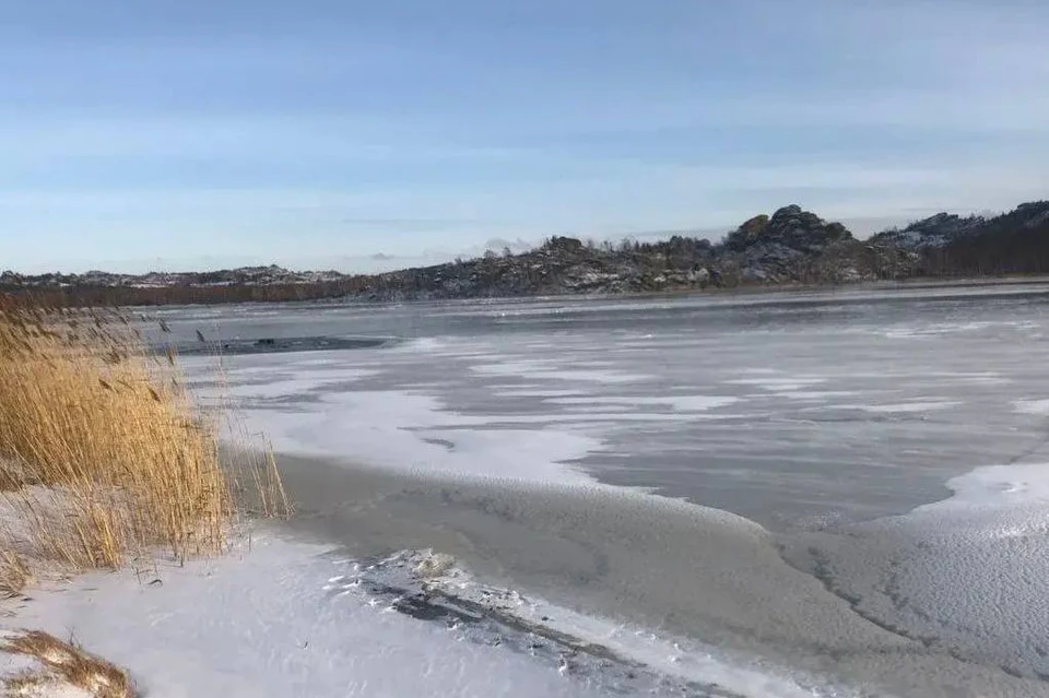 Двое мужчин на мотобуксировщике выехали на лед и провалились в полынью