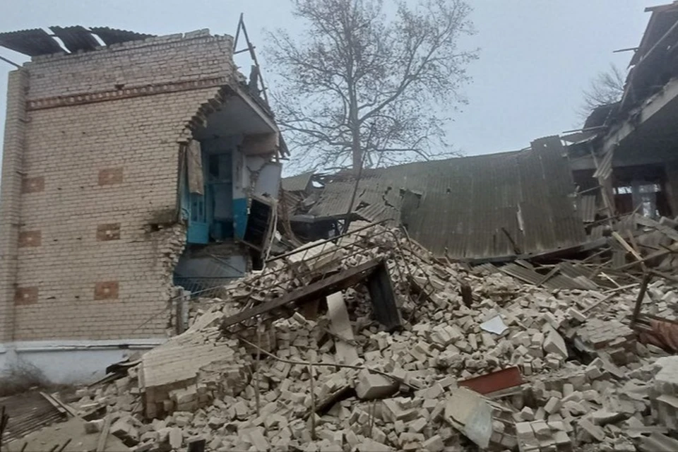 Ракета ВСУ разрушила здание школы в Каховке. Фото: тг-канал Павла Филипчука