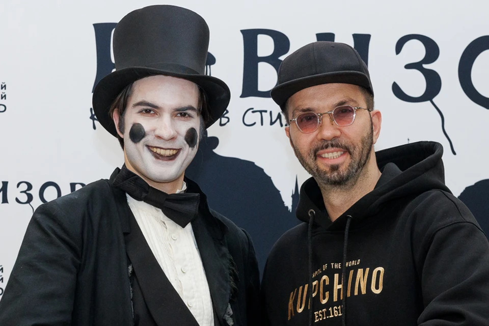 Денис Клявер с сыном Тимофеем Клявером после спектакля «Ревизор». Фото — личный архив Дениса Клявера