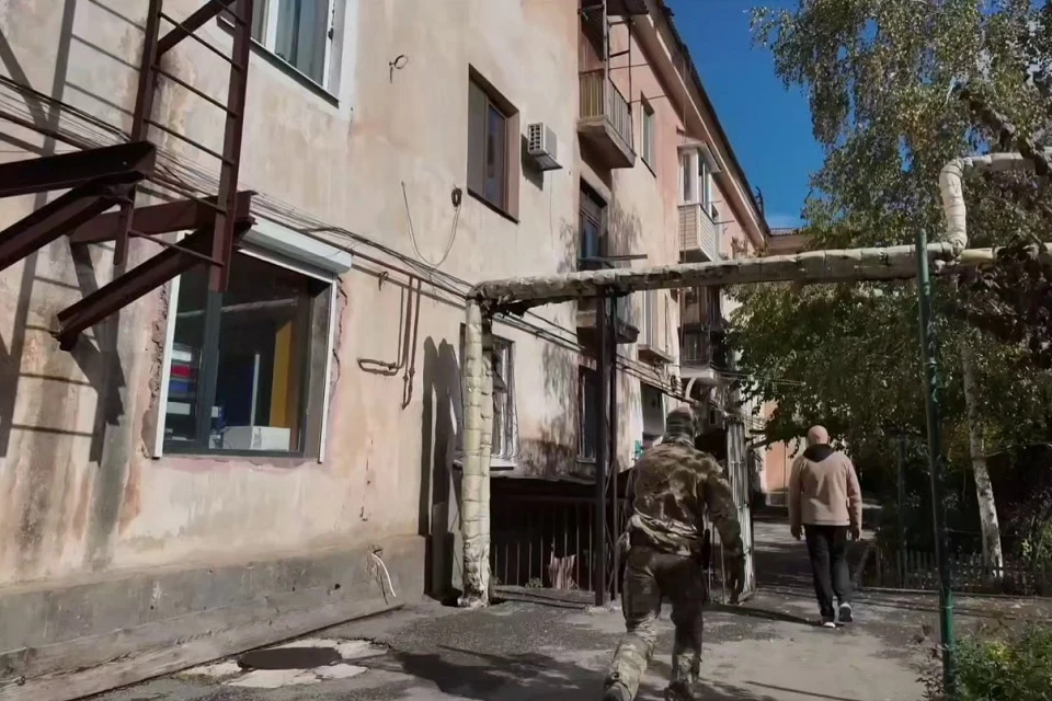 Мужчину задержали сотрудники ФСБ. Фото: кадр видео пресс-службы управления ФСБ по Крыму и Севастополю