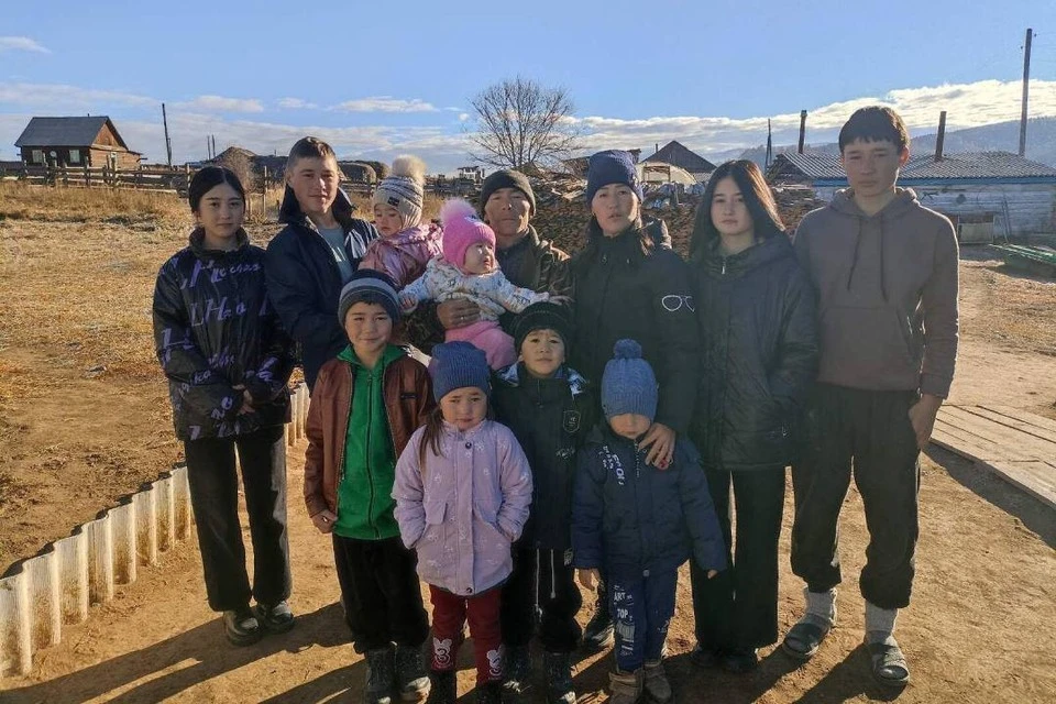 Жизнь мамы Людмилы Бадмаевой из Бурятии каждый день полна забот, но счастливых. Вместе с мужем сибирячка воспитывает 10 детей. Фото: личный архив героев публикации