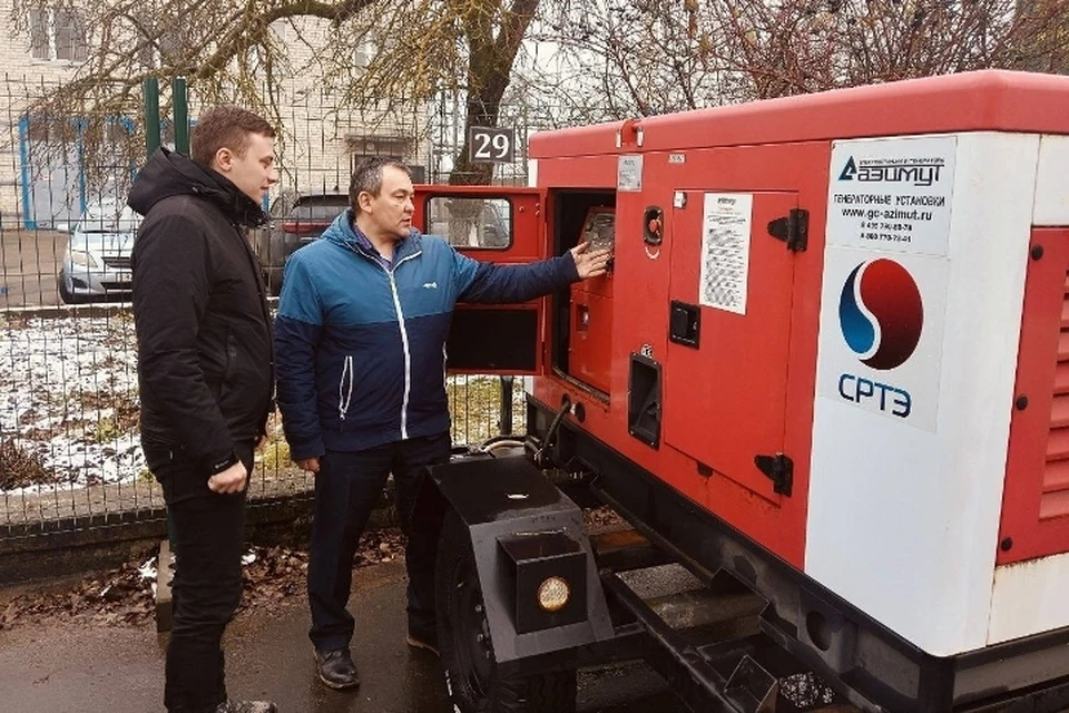 Александр Тихонов (слева).