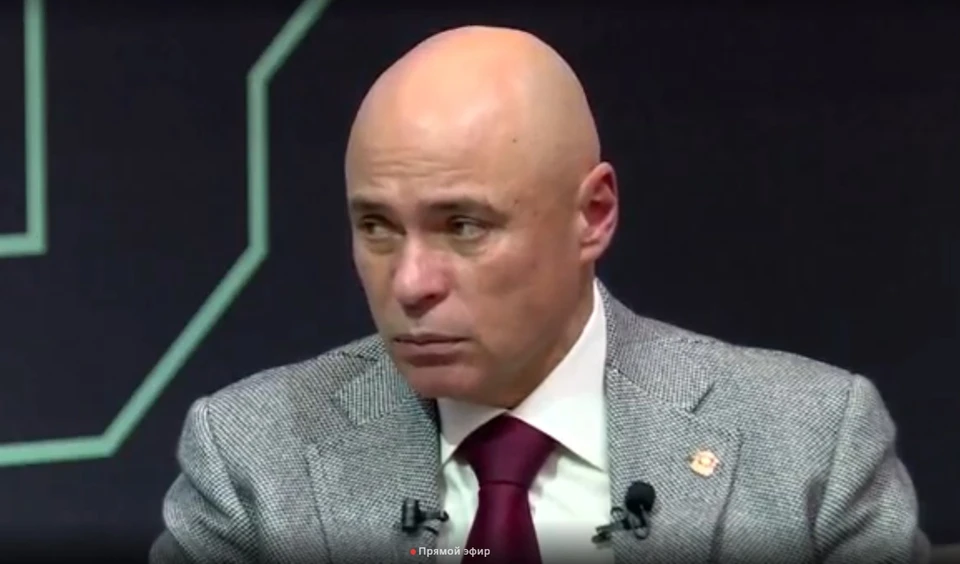 Скриншот трансляции прямой линии со страницы губернатора Игоря Артамонова в соцсети "ВКонтакте".