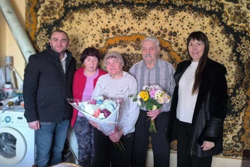 В Новой Каховке супруги справили бриллиантовый юбилей. Фото: телеграм-канал и.о. главы округа Новой Каховки Владимира Оганесова