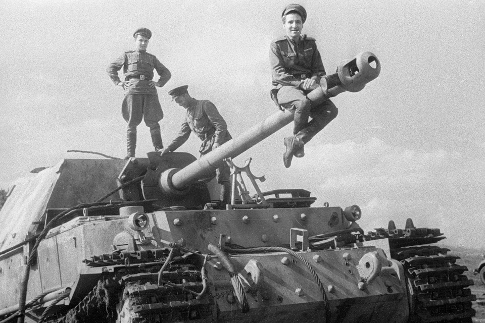 Фронтовой корреспондент Константин Симонов сидит на стволе немецкой самоходной артиллерийской установки «Фердинанд», подбитой на северном фасе Курской дуги. 20 июля 1943 года. Фото: Яков ХАЛИП/РИА Новости