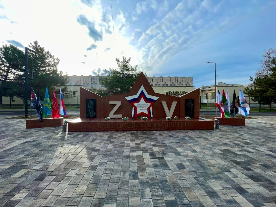 В Армянске открыли памятный знак в честь бойцов СВО. Фото: Василий Телиженко/Tg