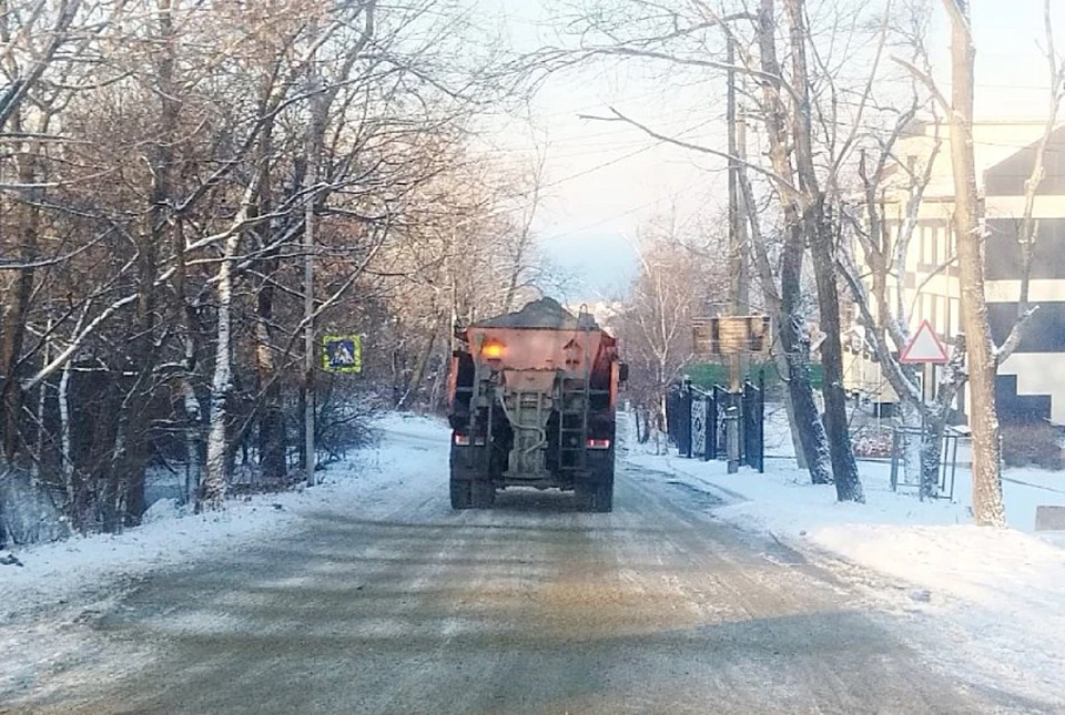 Спецтехника задействована в уборке еще с четверга.
