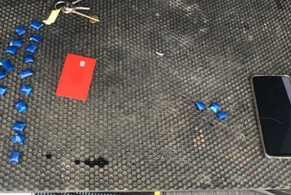 При личном досмотре у подозреваемого нашли ещё 23 свёртка, обмотанные изолентой. Фото: УМВД по Тверской области