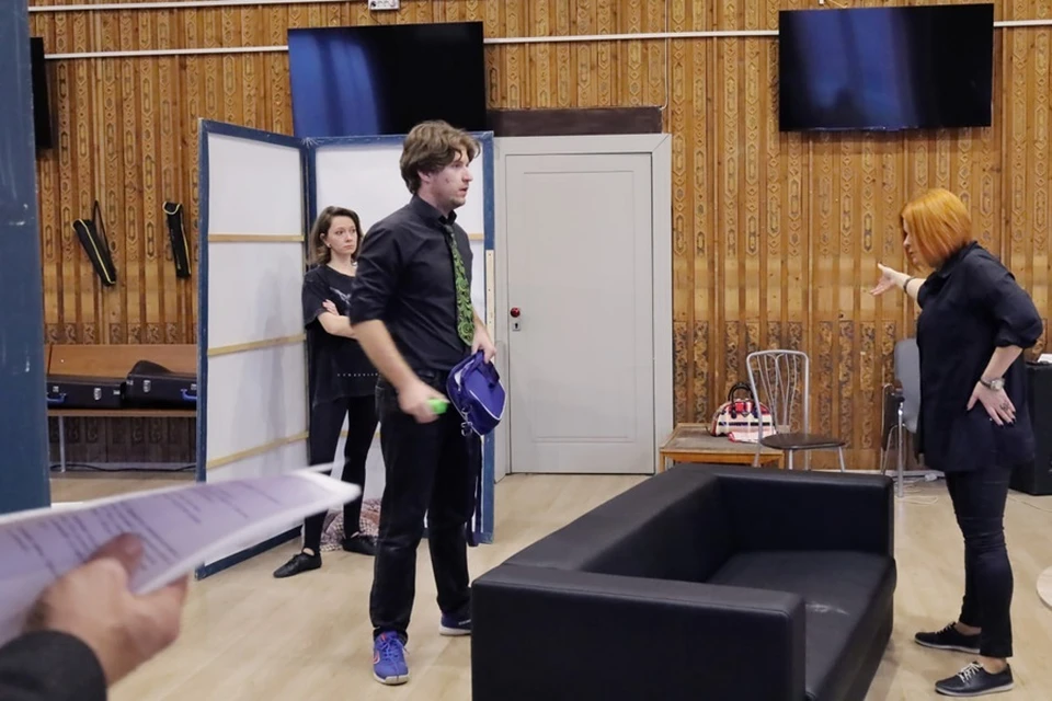 В Мариуполе прошла репетиция новой остросюжетной комедии «Номер с фруктами». Фото: Минкультуры ДНР