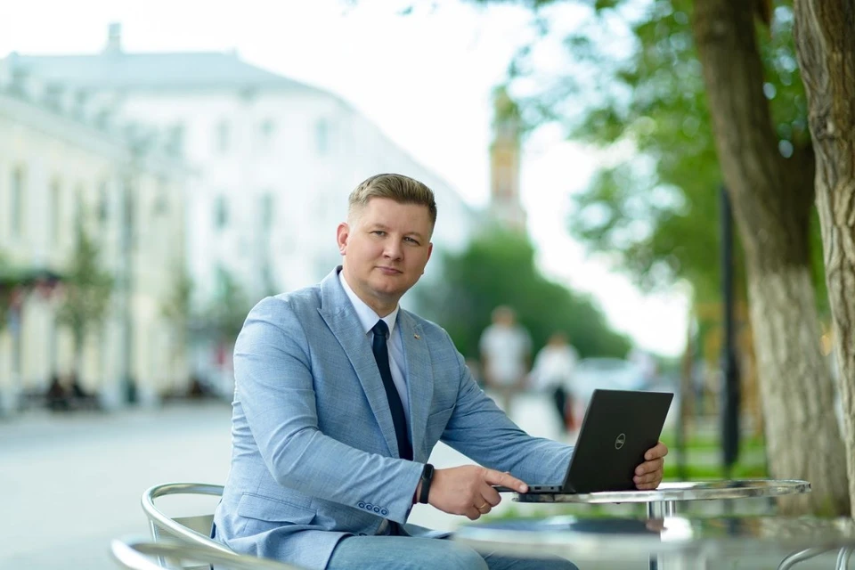 В отрасли связи Александр Дмитриевич с самого студенчества, прошел путь от инженера-измерителя до руководителя.