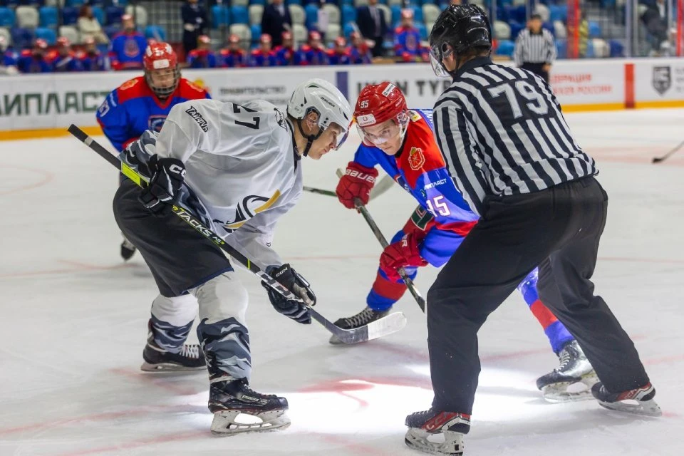 В первом матче против «АКМ-Юниор» «Тайфун» проигрывал большую часть игры. Фото: МХК «Тайфун»