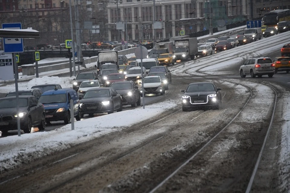 Автомобили едут по дороге