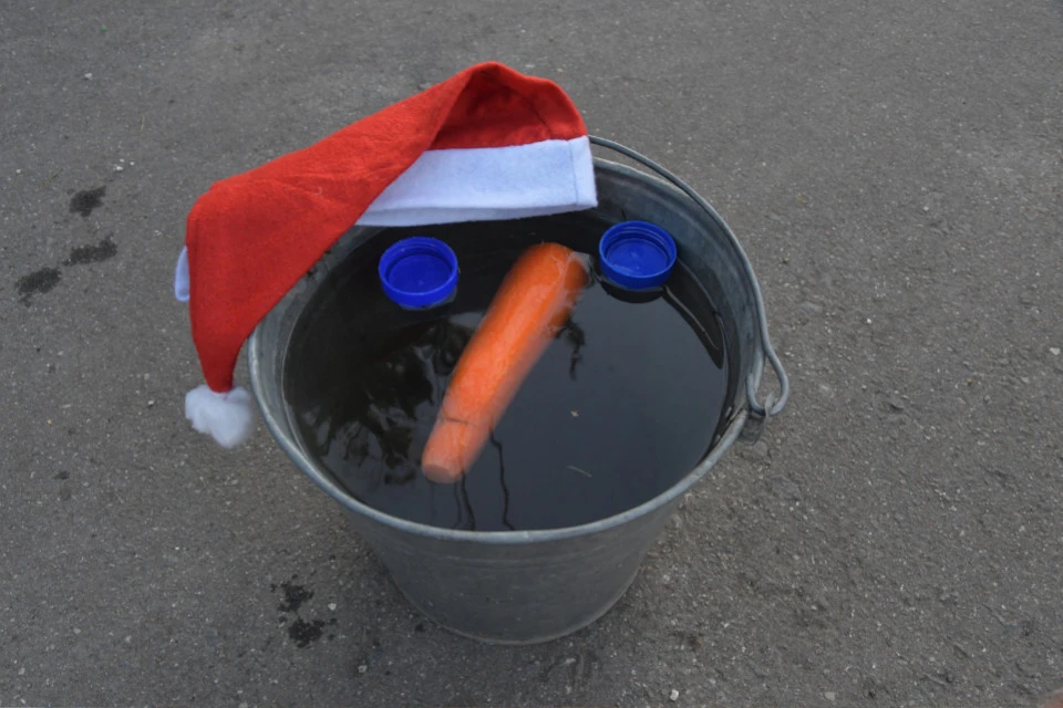 Какая зима, такие и снеговики...