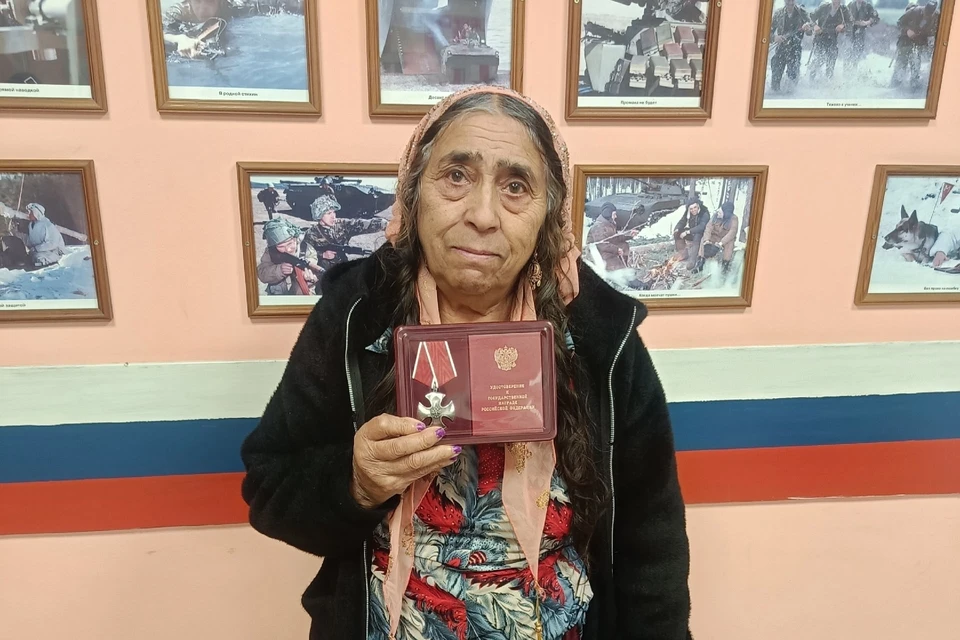 Маме погибшего на СВО цыгана Джони Михая передали Орден Мужества сына. Фото: Дягилево ВКонтакте.
