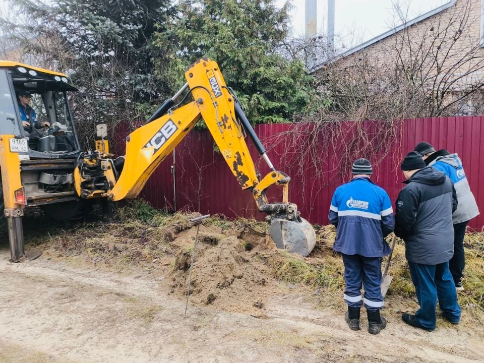 Крупного должника под Рязанью отключили от газа с помощью экскаватора.