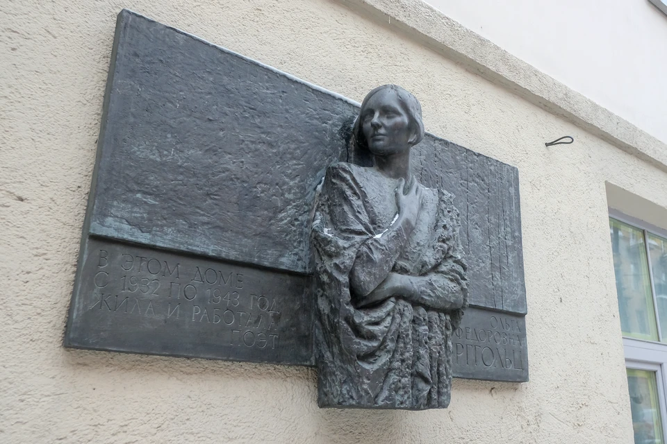 Образ поэтессы увековечен в нескольких памятниках.