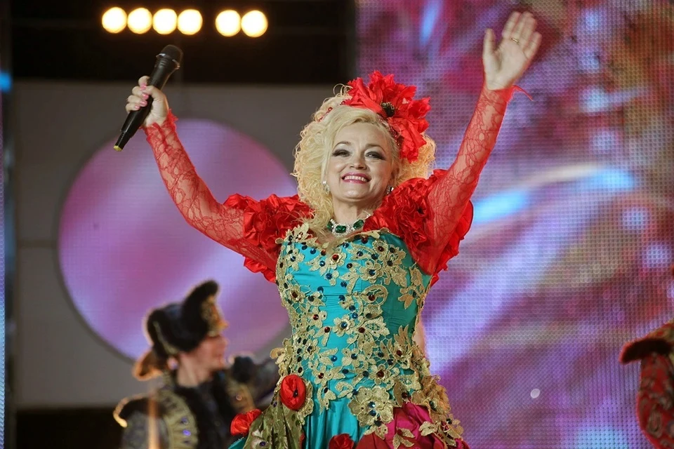 По словам промоутера, заказчики хотят видеть на сцене прежде всего звезду, а не ее домочадцев