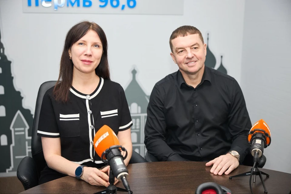 Руководитель предприятия Сергей Багжус (справа) и генеральный директор Микрофинансовой компании Пермского края Ольга Травникова