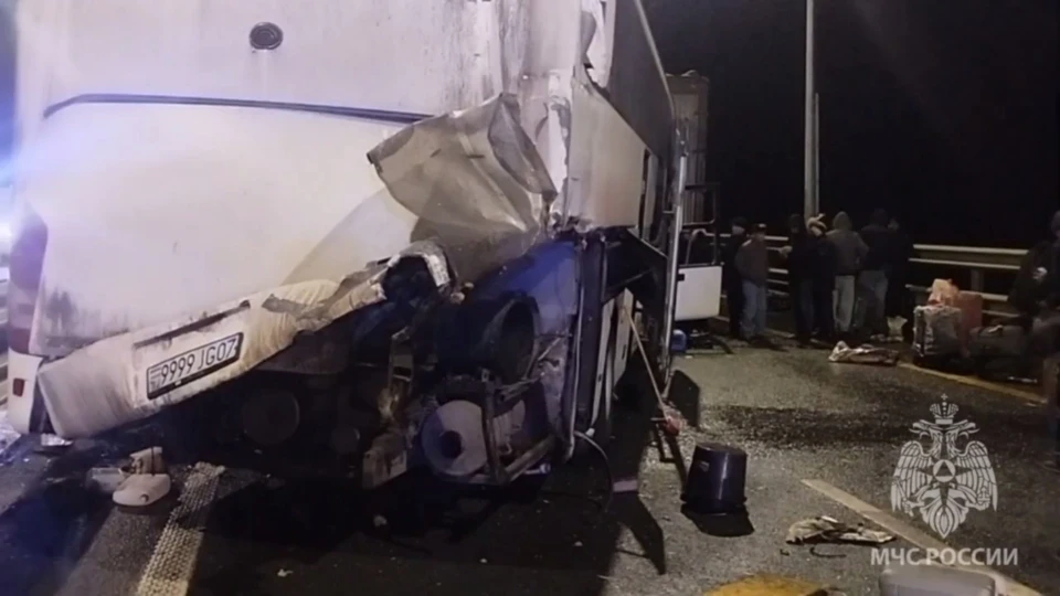 Массовое ДТП с фурами и автобусом перекрыло движение на трассе М-12 под Арзамасом.