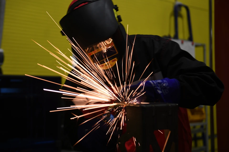 Профессии сварщика и швеи станут самыми востребованными в РФ в ближайшие семь лет.