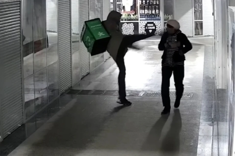 «Купер» осудил действия курьера. Фото: Кадр из записи с камер видеонаблюдения/АСТ-54