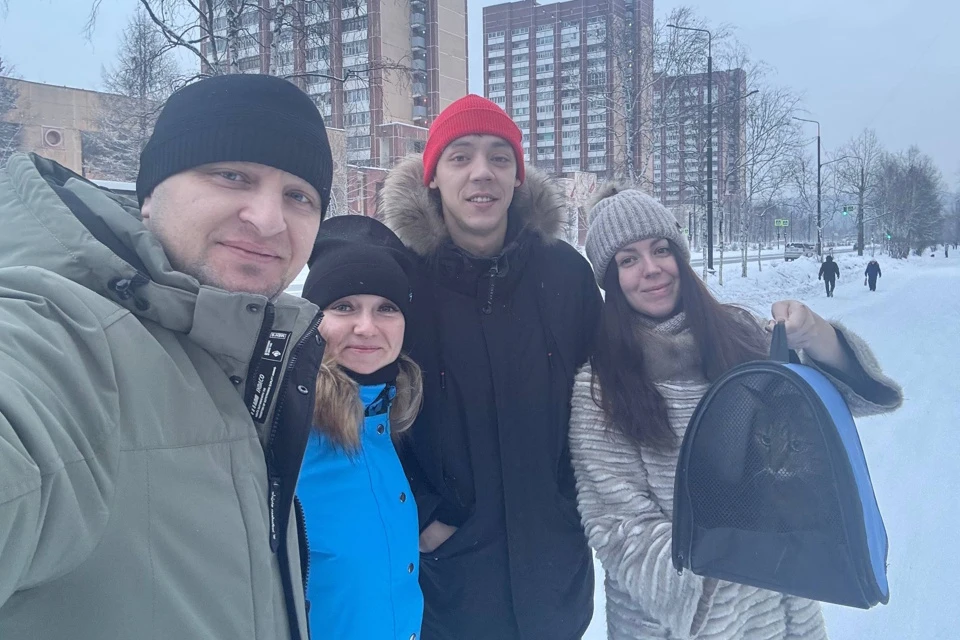 Кот прятался в труднодоступном технологическом проеме под потолком вагона