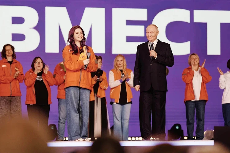 Владимир Путин вручил награду девушке с инвалидностью, помогавшей в ликвидации ЧС в Анапе