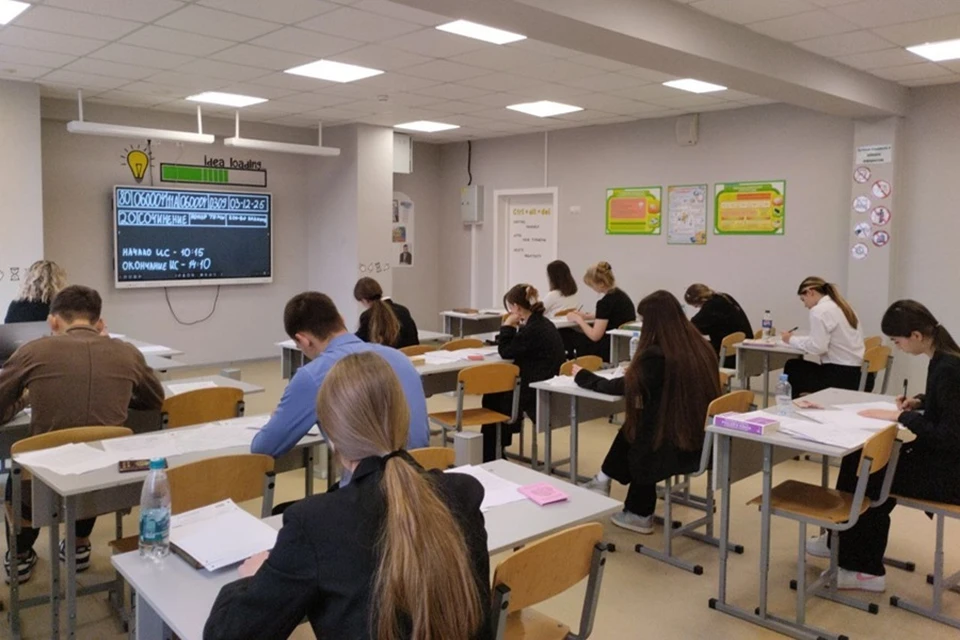 Более 400 школьников Мариуполя приняли участие во Всероссийской олимпиаде. Фото: ТГ/Кольцов