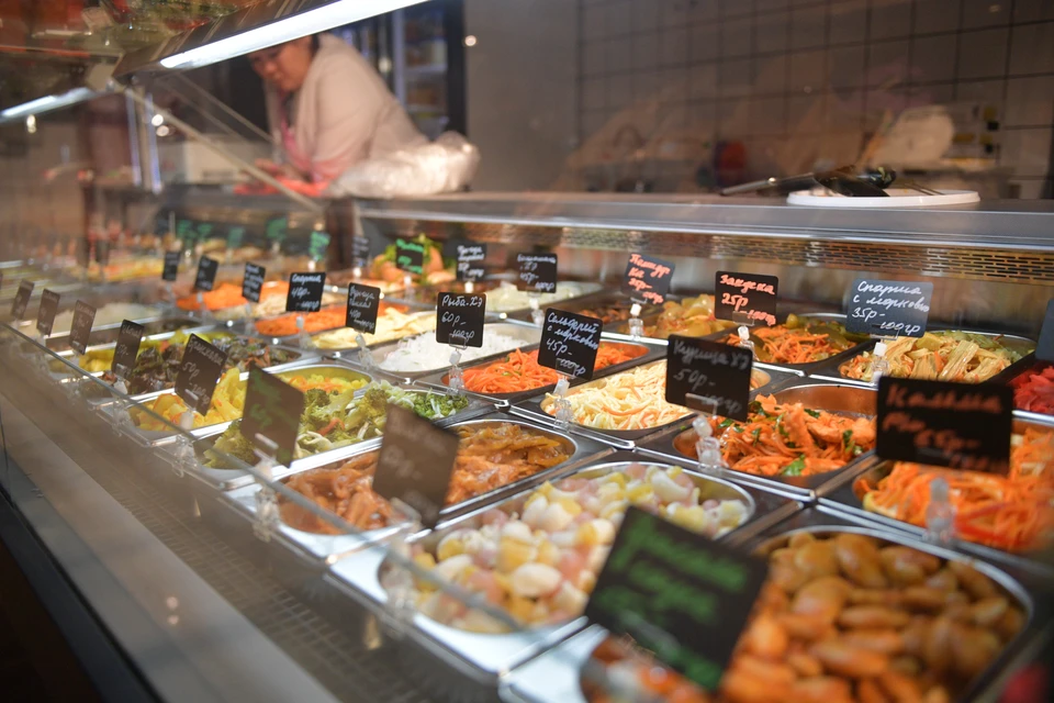 К числу самых опасных врач относит готовые салаты