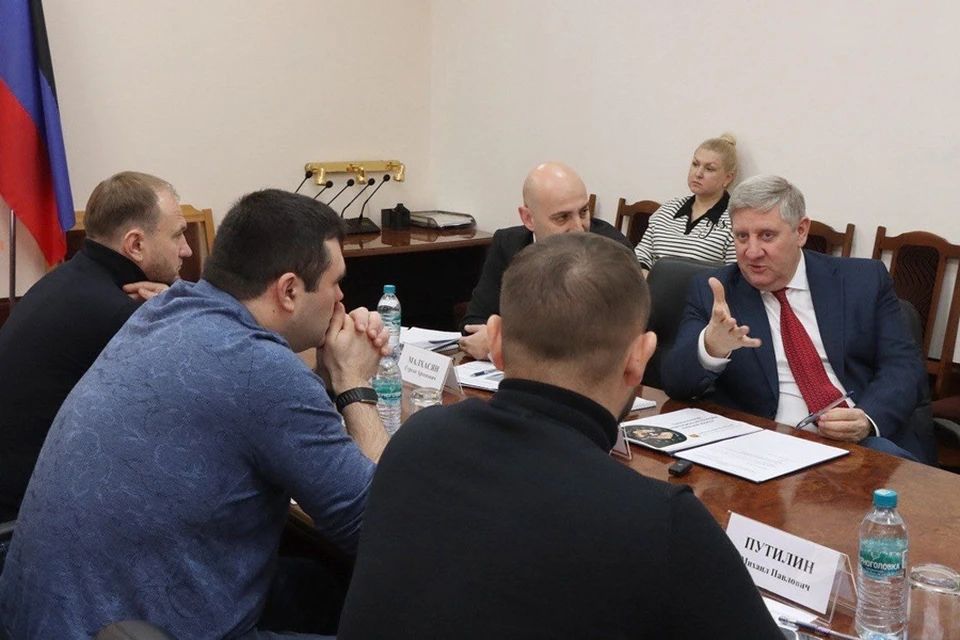 Премьер-министр ДНР Андрей Чертков встретился с делегацией из Липецкой области. Фото: ТГ/Чертков