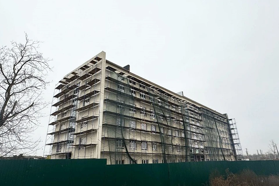 В Мариуполе завершаются фасадные работы на здании администрации. Фото: ППК «Единый заказчик»