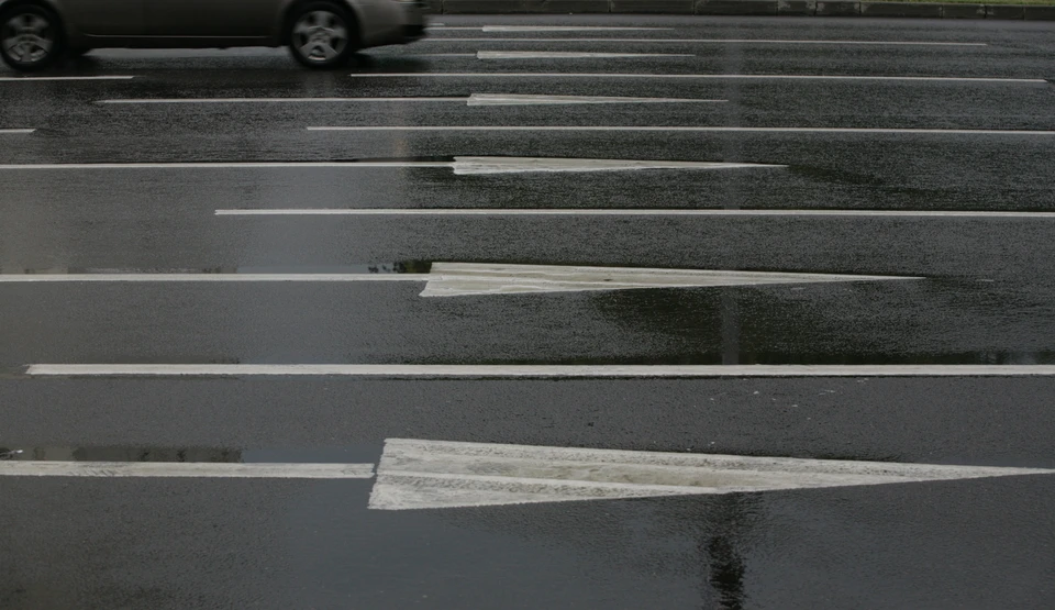 На мокром асфальте стоит снизить скорость, напоминают в ГАИ.