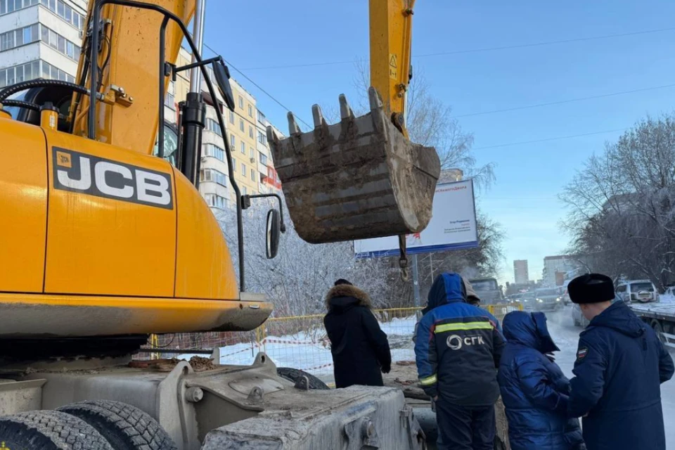 На месте работают бригады коммунальных служб и МЧС. Фото: Прокуратура Новосибирской области