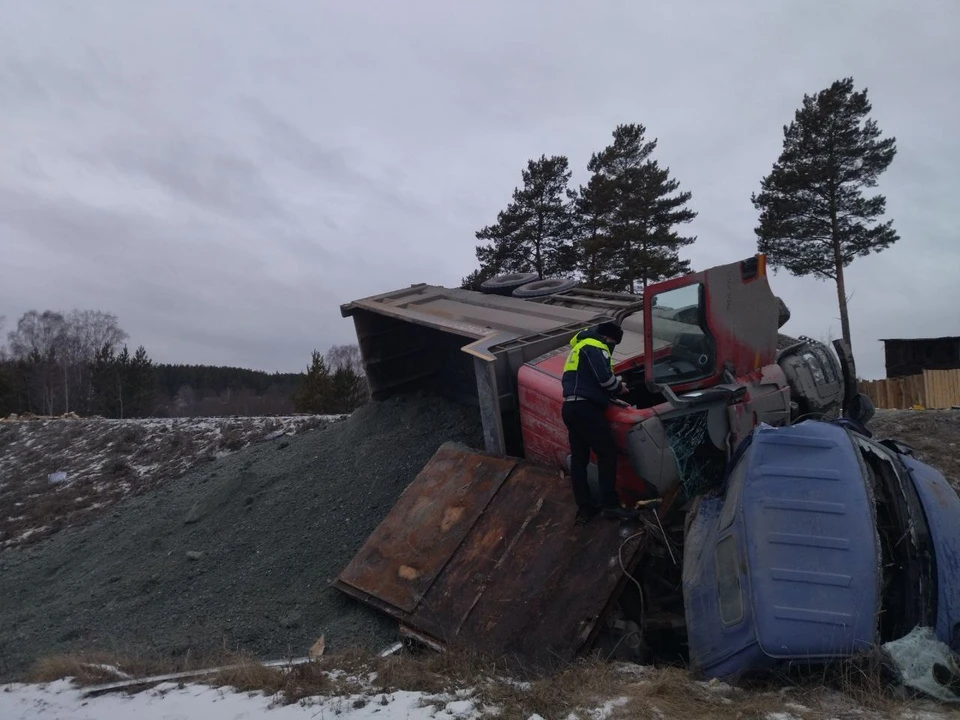 Водителя самосвала доставили в больницу. Фото: ГАИ Свердловской области