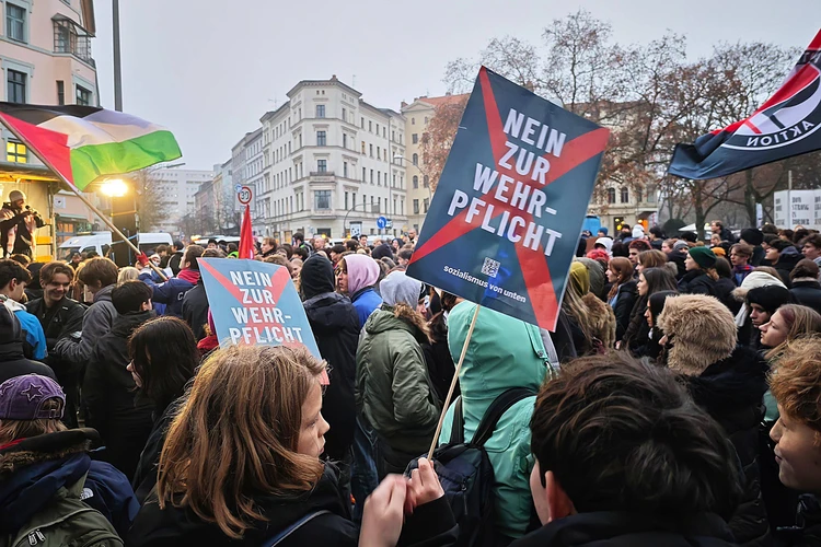 Тысячи людей в Берлине вышли на протест против нового закона о военной службе