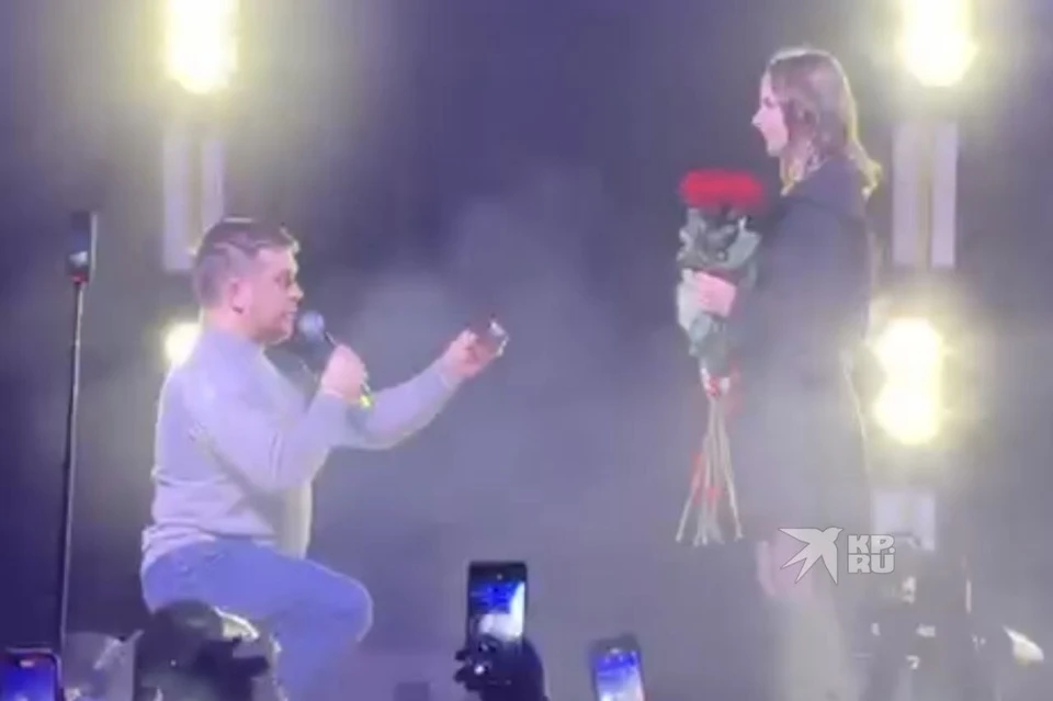 Молодой человек сделал предложение руки и сердца прямо на сцене Фото: читатель «КП»