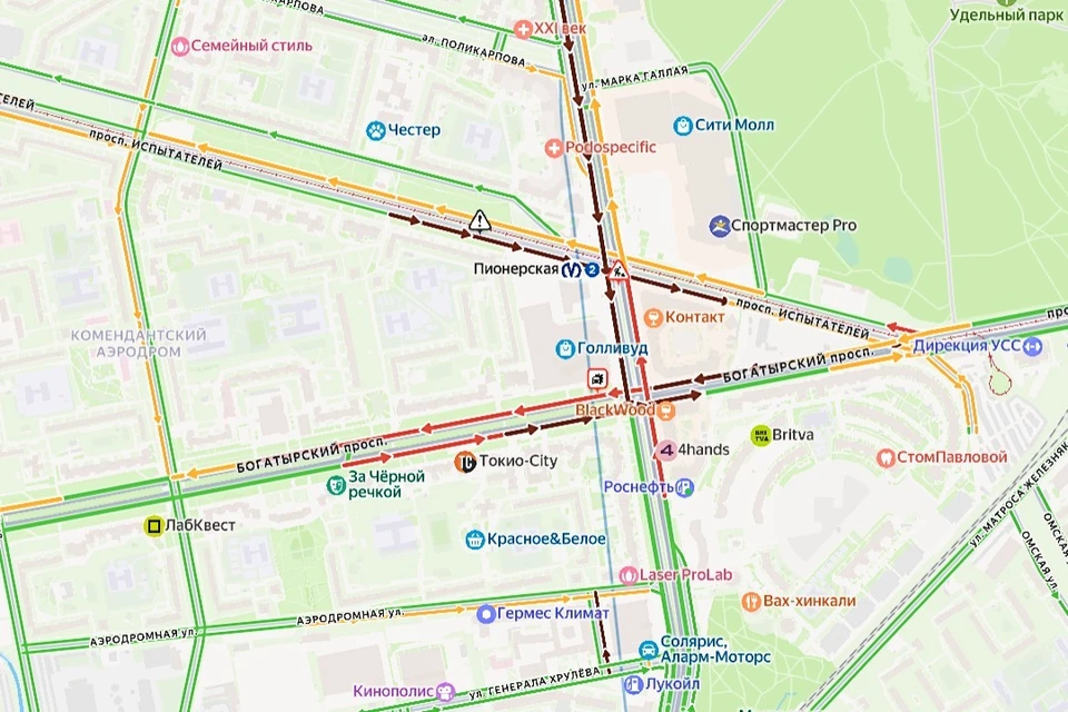 Все подъезды к торговому комплексу намертво встали. Фото: Яндекс.Карты