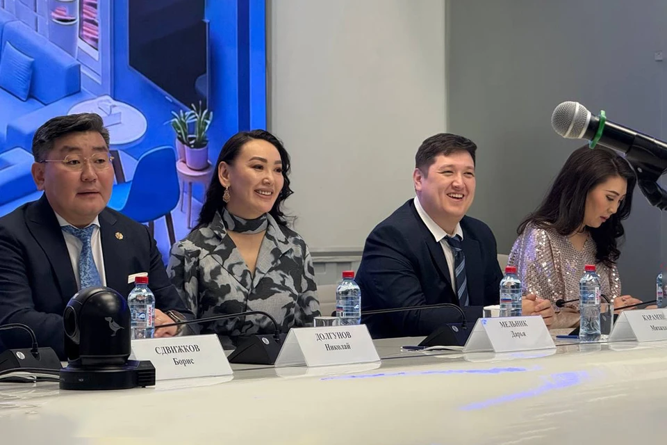 Николай Долгунов (слева), председатель правления Алмазэргиэнбанка, подвел итоги главной акции этого года. Фото: Валерия РЯЗАНЦЕВА