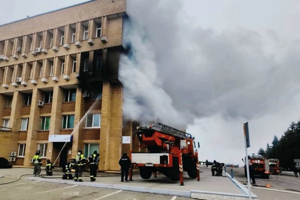 В Кашире загорелся кабинет в здании администрации, эвакуировано 412 человек. Фото: ГУ МЧС России по Московской области