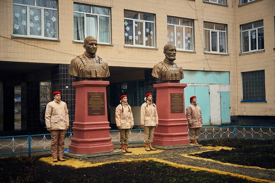 В Донецке увековечили бюстами память Ивана Коковина и Майкла Глосса. Фото: Минобороны России