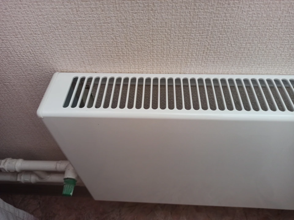 Обломками были повреждены технологические элементы сетей теплоснабжения.