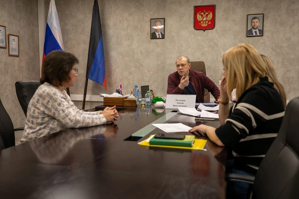 Антон Кольцов ответил на вопросы жителей Жовтневого района Мариуполя. Фото: ТГ/Кольцов