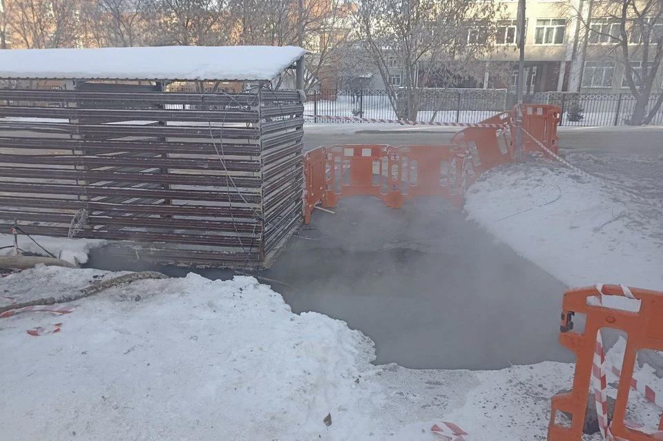 В центре Иркутска устранили прорыв канализации.