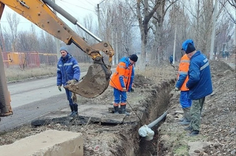 Специалисты отремонтировали аварийный участок трубопровода, что позволит сократить потери воды и стабилизировать водоснабжение для жителей. Фото: Минстрой ДНР
