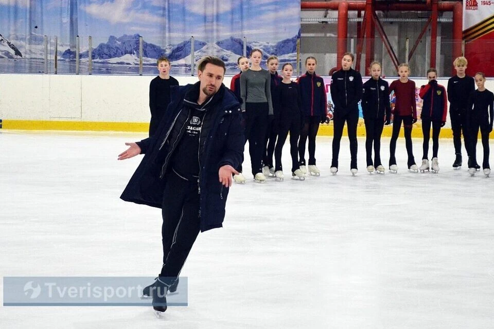 Юные тверские фигуристы получили уникальную возможность потренироваться у наставника чемпионов. Фото: Tverisport.ru.