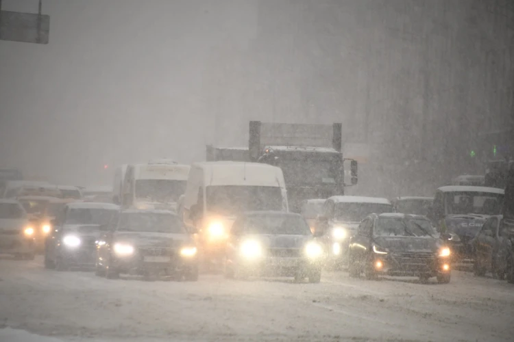 Машины попадают в ДТП, движение ограничивают, спецтехника расчищает дороги: снегопады продолжают заваливать Самарскую область 13 декабря 2025 года