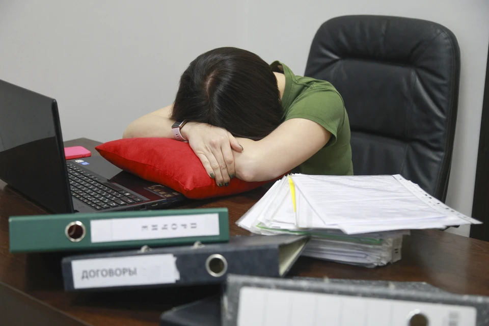 Трудоголика от просто старательного и увлеченного сотрудника отличает то, что он не может отключиться от рабочих задач даже в свободное время. Фото: Архив «КП»