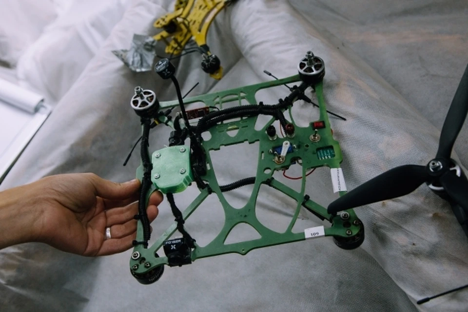 Программа включает изучение устройства дронов, принципов работы их систем.