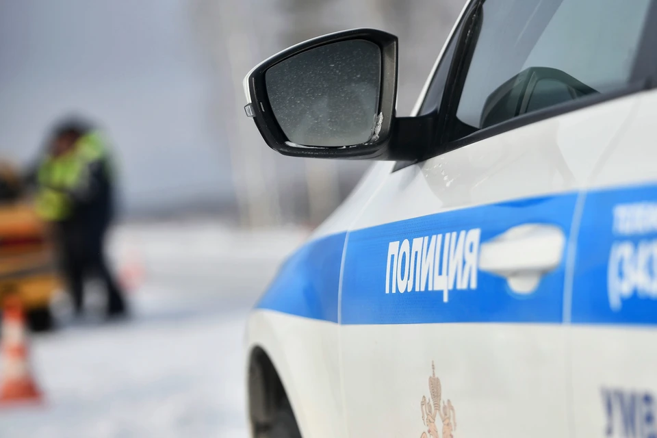 На месте происшествия дежурит экипаж ДПС.