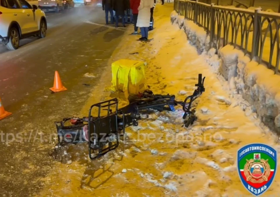 Курьер не обратил внимания на красный сигнал светофора и попал под колеса иномарки. Фото: скриншот видео Гоасвтоинспекции Казани